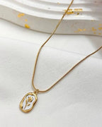 Golden flower love symbol pendant Accezia