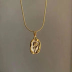 Golden flower love symbol pendant Accezia