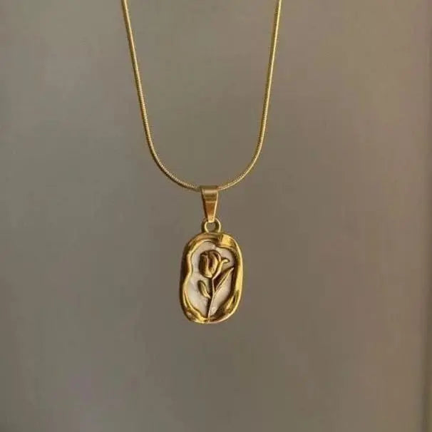 Golden flower love symbol pendant Accezia