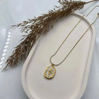 Golden flower love symbol pendant Accezia